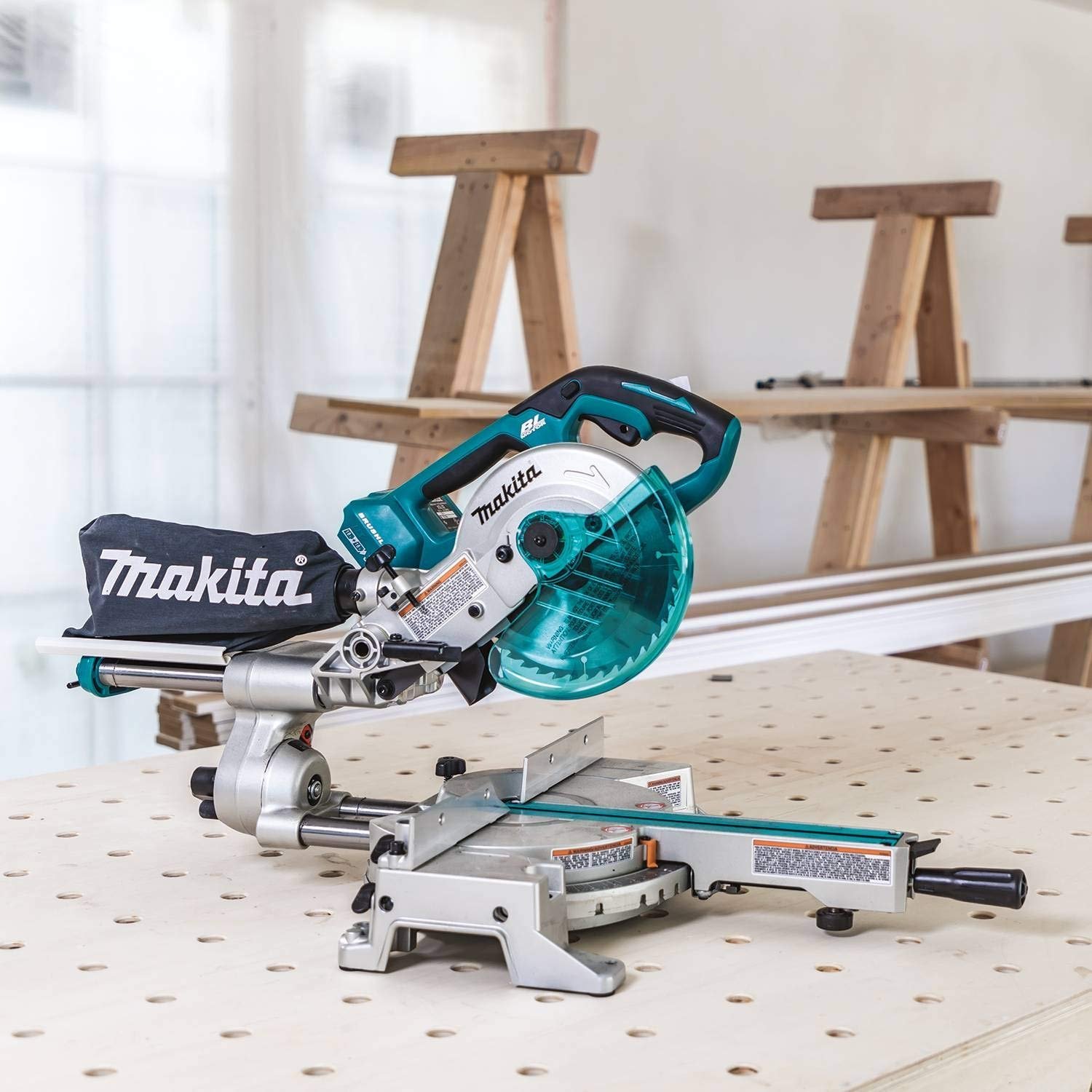 Makita XSL02Z 18V X2 LXT Lithium-Ion Brushless Cordless 7-1/2″ Dual Slide Compound Miter Saw, Tool Only